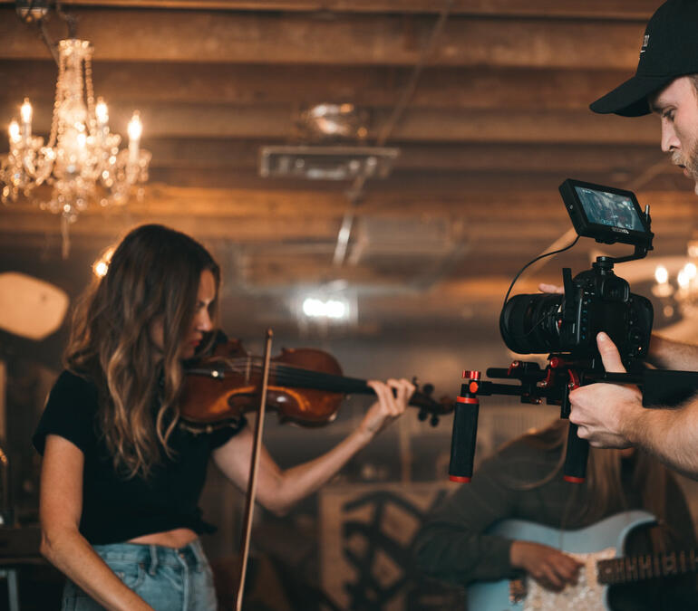 CAMERAMAN SHOOTING PERFORMANCE